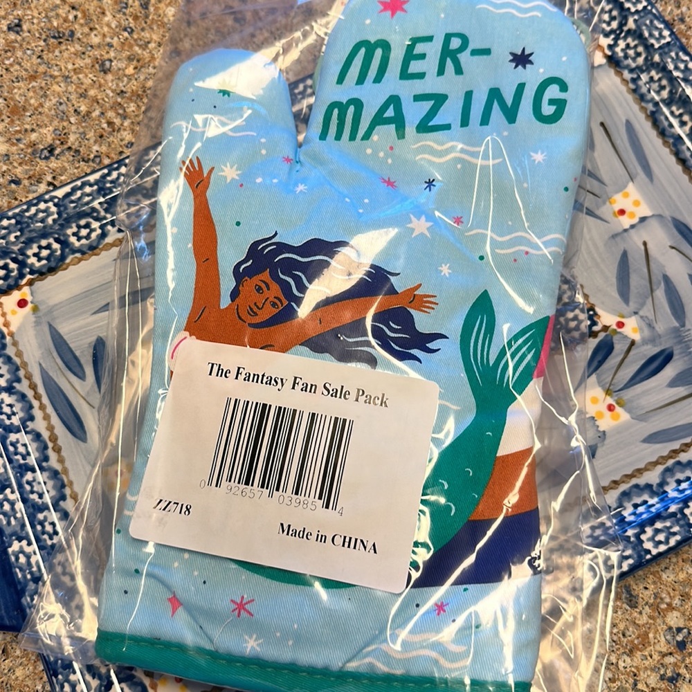NIP Blue Q Fantasy Fan Pack Mer-Mazing Oven Mitt & Special Unicorn Socks - Picture 10 of 13